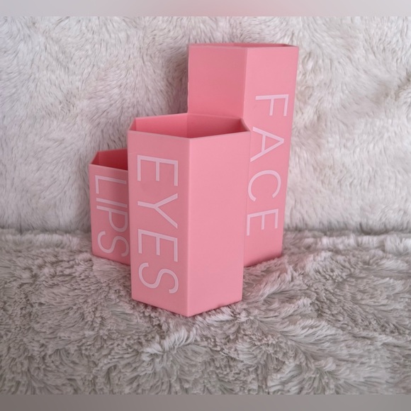 Alice In Wonderland Lip Glosses & Pink Makeup Organizer - Picture 2 of 5